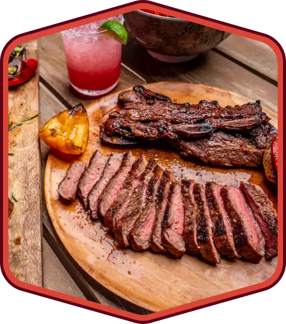 Bistec a la parrilla rebanado sobre tabla