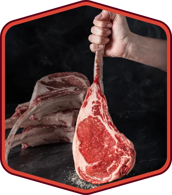 Carnicero sosteniendo ribeye cortado a mano