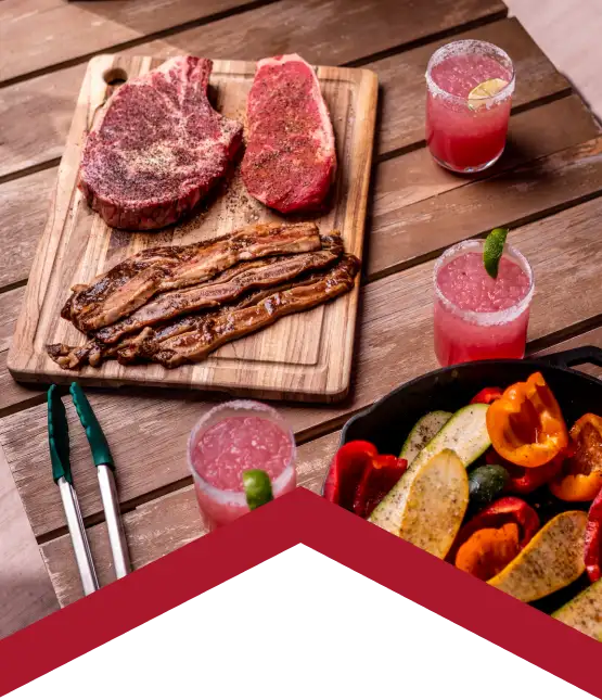 Selección variada de carnes crudas sobre tabla de cortar