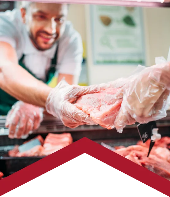 Trabajador preparando carne en instalación